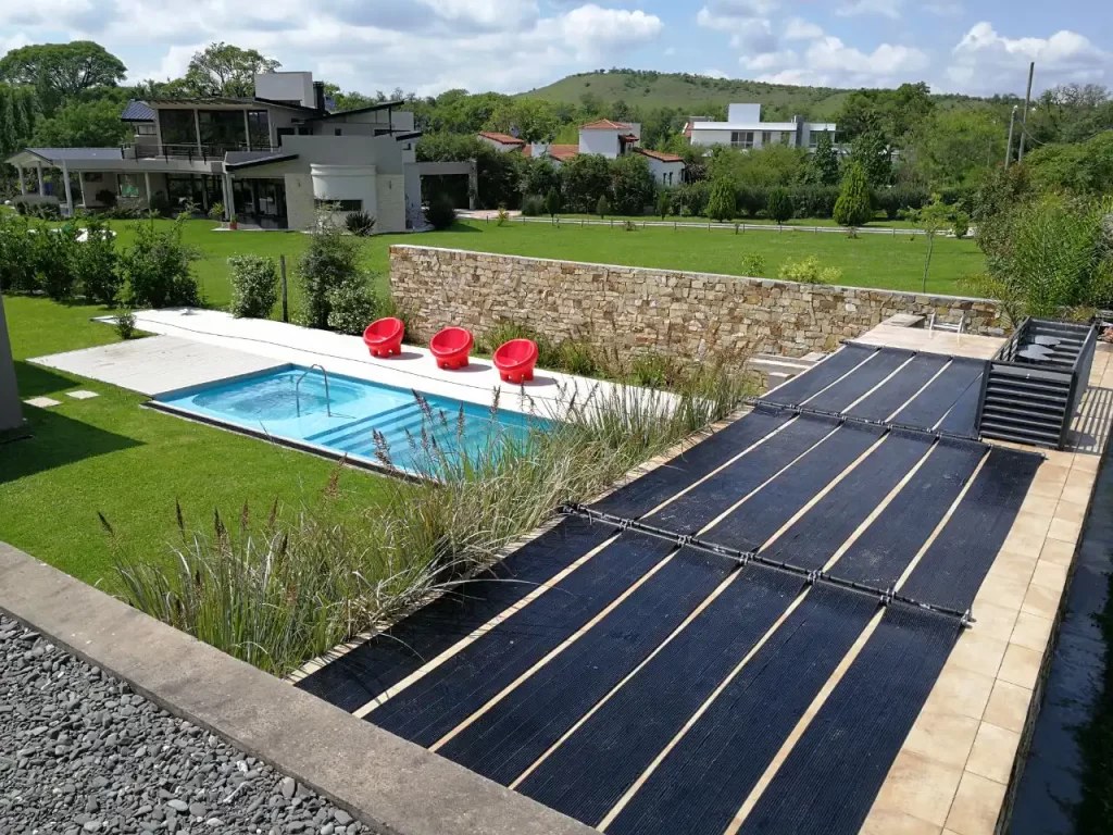 Colectores solares instalados junto a una pileta