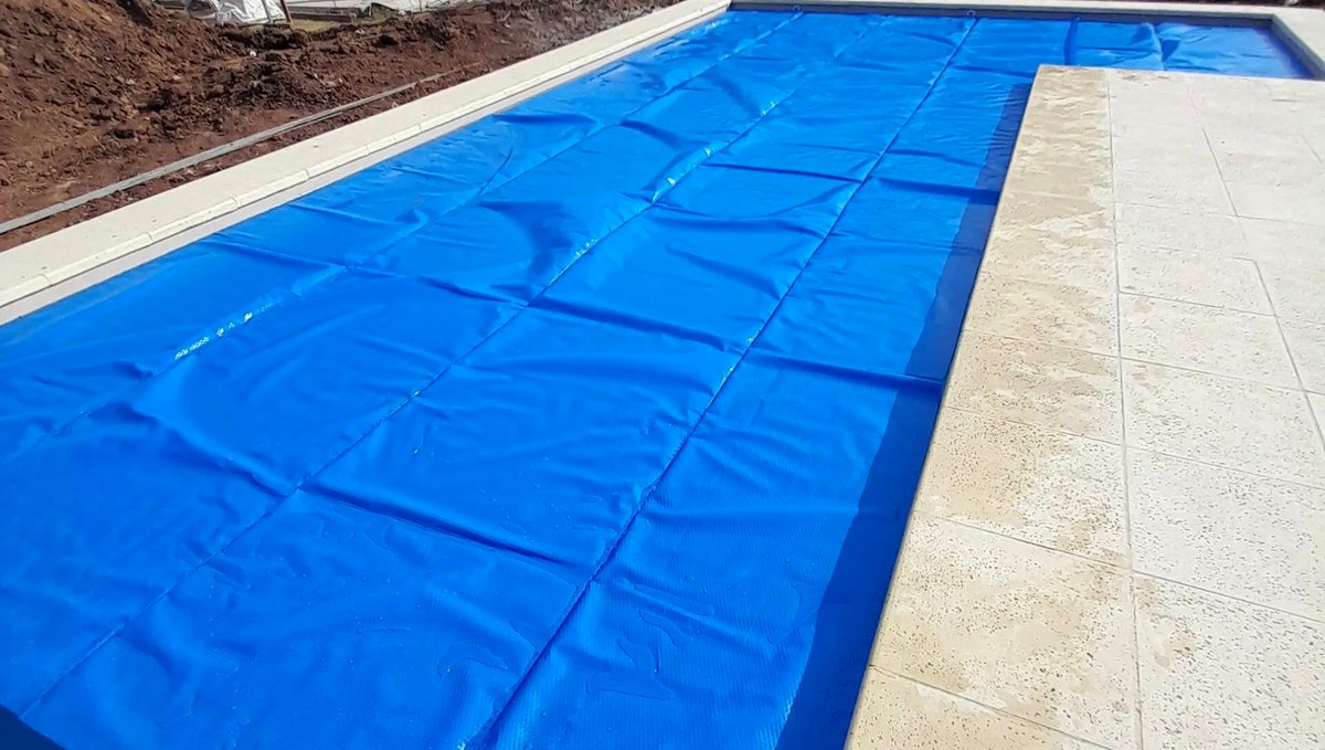 Manta térmica a medida instalada en una pileta