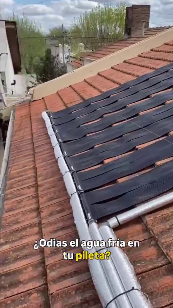 Colectores solares instalados sobre techo de tejas, fotograma del reel