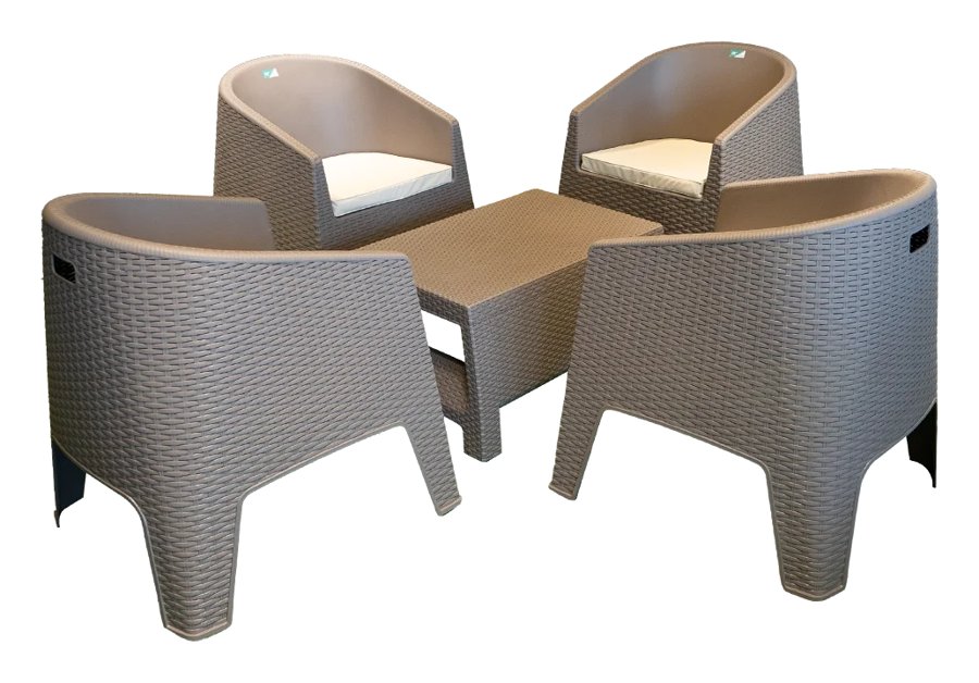 Cuatro sillones Oasis con almohadones y mesa auxiliar Bali, estilo rattan capuchino
